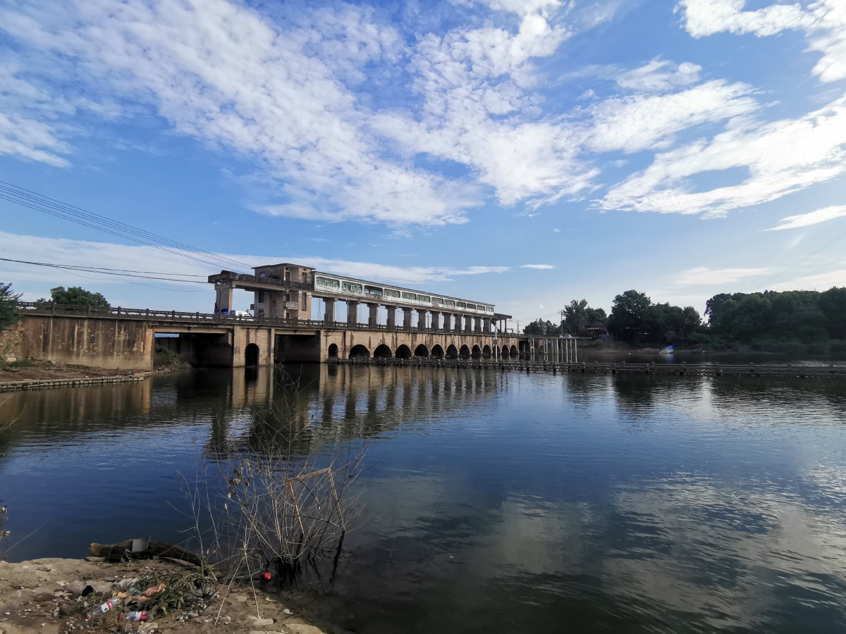 水天一色东流长江闸口