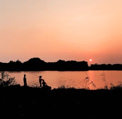 夕阳下的一家人
