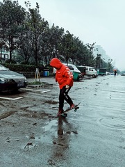 滑板少年
