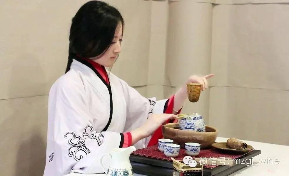 饮茶的精神 女人喝茶优雅中国人饮茶,有喝茶和品茶之分.