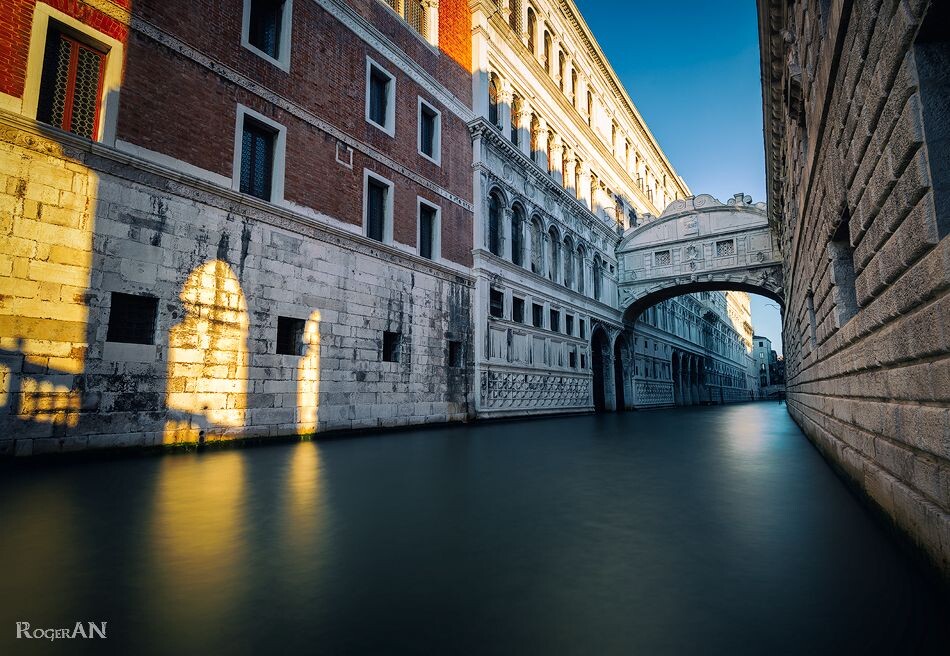 清晨的第一缕呼吸投射在总督府的外墙之上，死囚的最后一声叹息从石桥中隐隐传来，这里是叹息桥，最后一眼威尼斯。