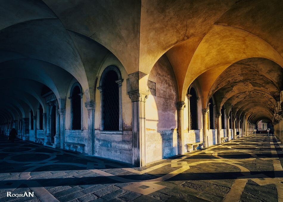 清晨的第一缕曙光，刺破沉睡的圣马可，又是一天威尼斯。