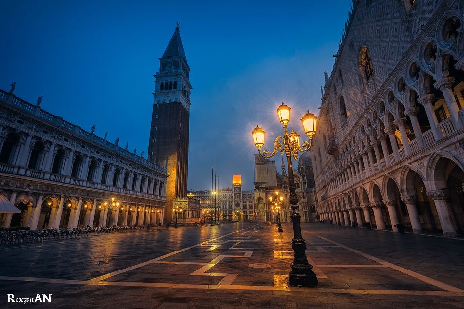 沉睡的圣马可广场空荡无人，威尼斯新一天的太阳升起前最后的微光。
