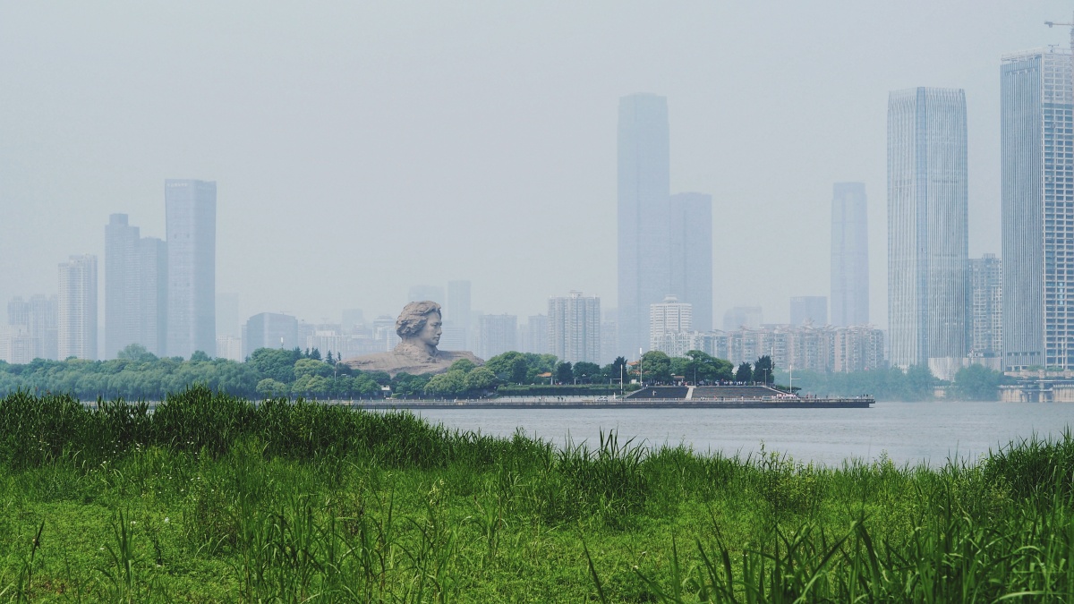 长沙湘江江滩公园位于湘江西岸南起猴子石大桥靳江河口北至柳叶洲全长