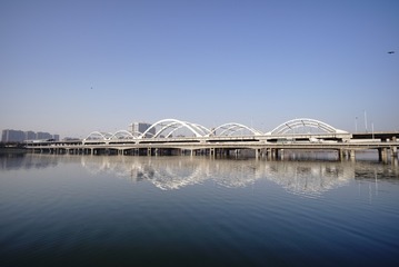 385844