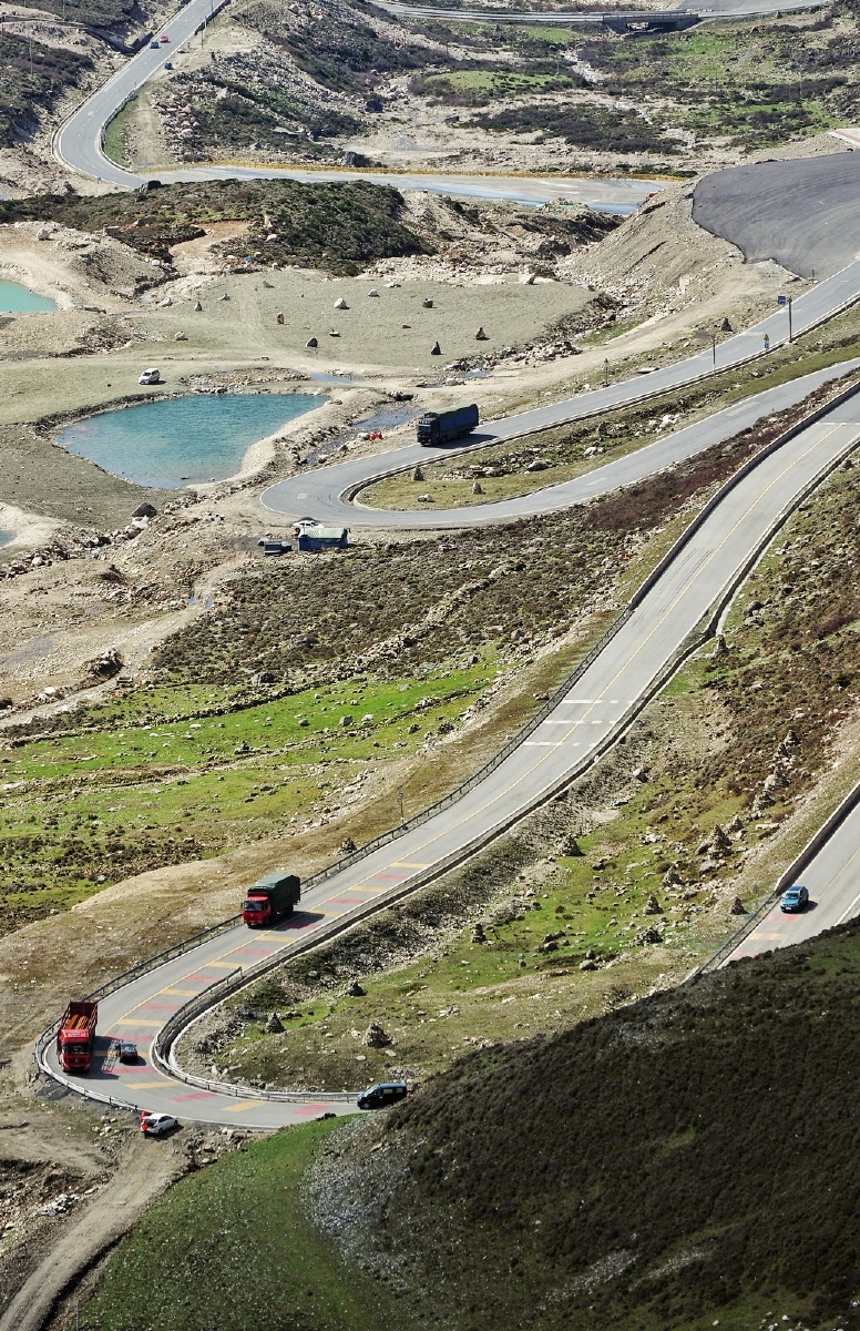 山路 摄于折多山垭口