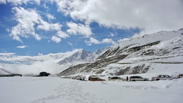 574743