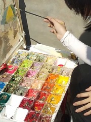 352