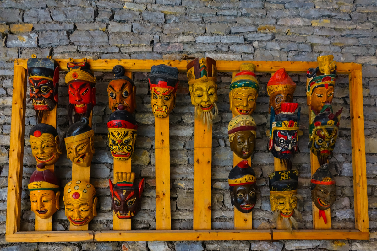 贵州安顺地戏的木雕面具俗称"脸子",和京剧脸谱类似,地戏面具也会用不