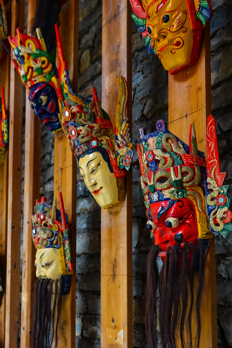 贵州安顺地戏的木雕面具俗称"脸子",和京剧脸谱类似,地戏面具也会用不