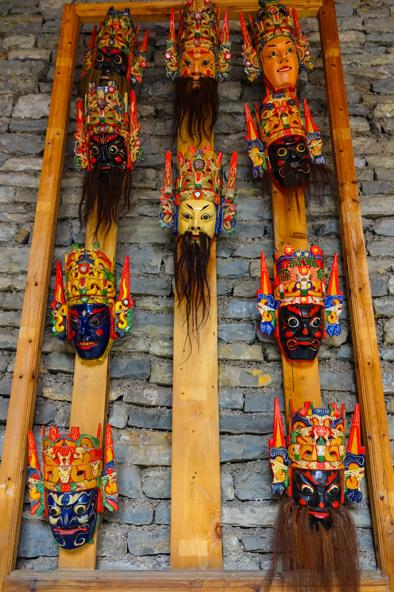 贵州安顺地戏的木雕面具俗称"脸子",和京剧脸谱类似,地戏面具也会用不