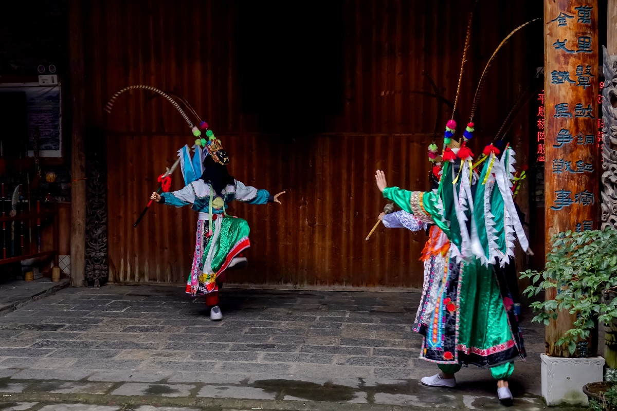 安顺地戏地戏源自明清时进入贵州的军队中,现流行于安顺,平坝,惠水等