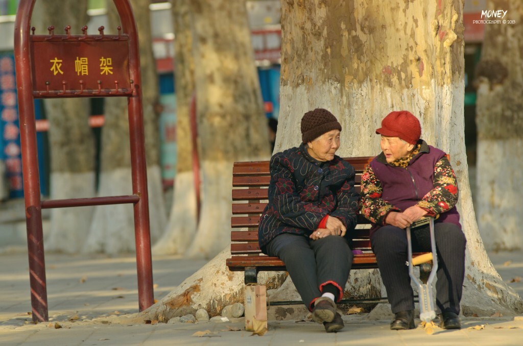 “喂，听说一楼杨老汉家又抱了个孙子”<br />
“真的？ 我说他怎么这几天没事买个菜都乐呢”<br />
“ …… ”<br />
 “……”