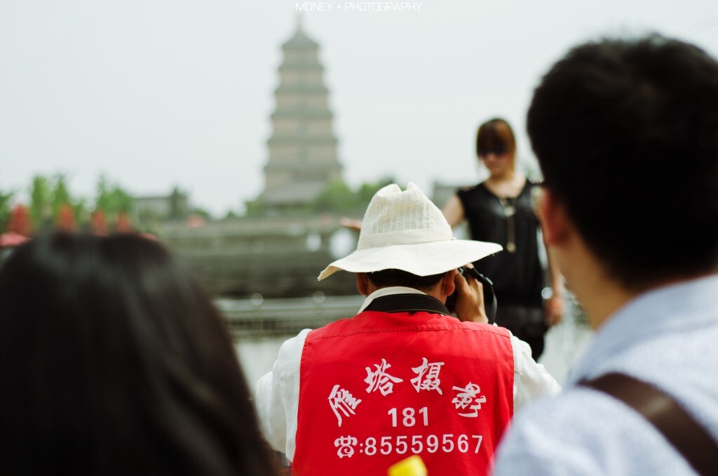 广场上给游客拍照的小贩