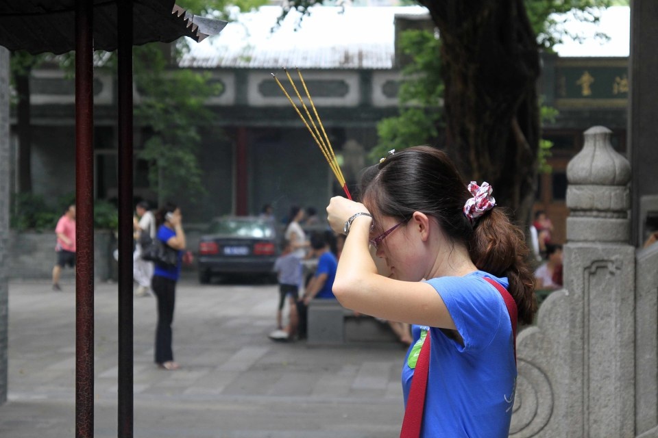 广州六榕寺上香的美女