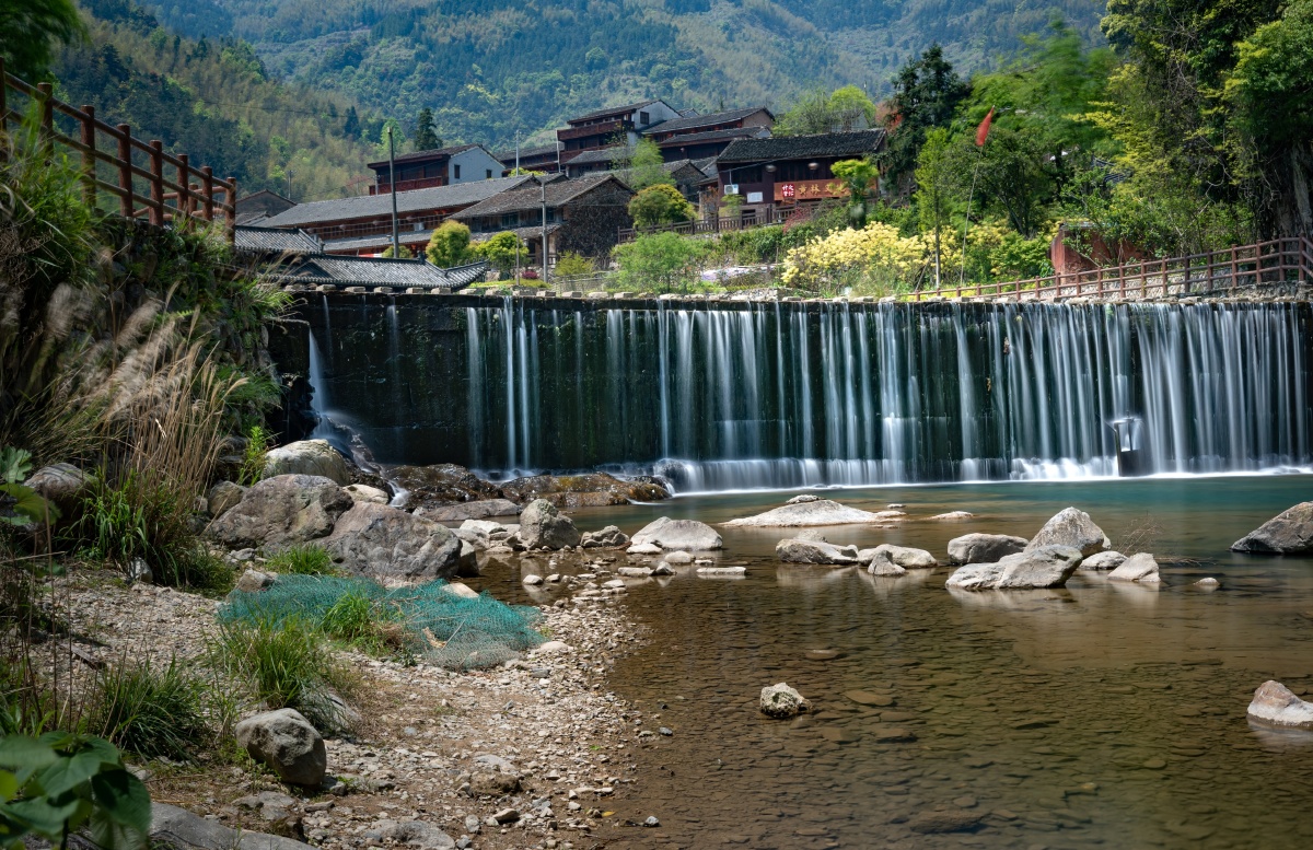 浙江瑞安湖岭镇的黄林古村安详平静溪水带来满满的生命气息使人陶醉
