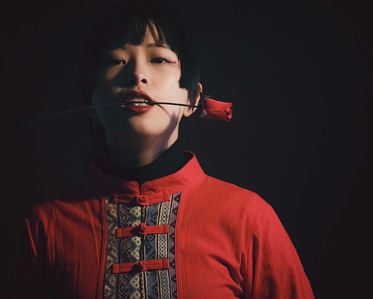 英气勃勃的红衣少女