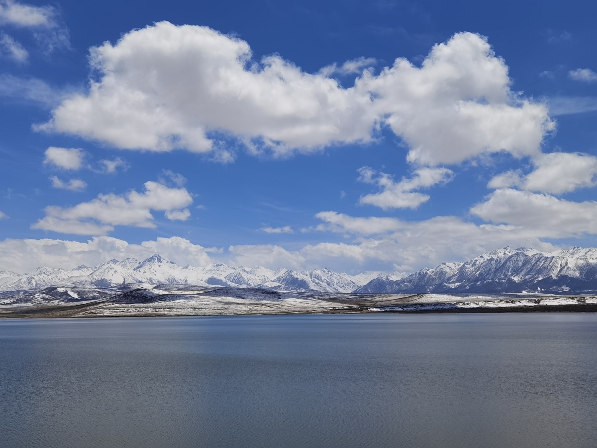 甘肃山丹马场鸾鸟湖夏日雪景风光