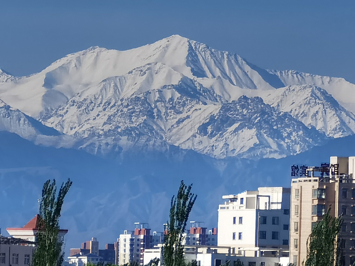 甘肃张掖雪山映衬景如画