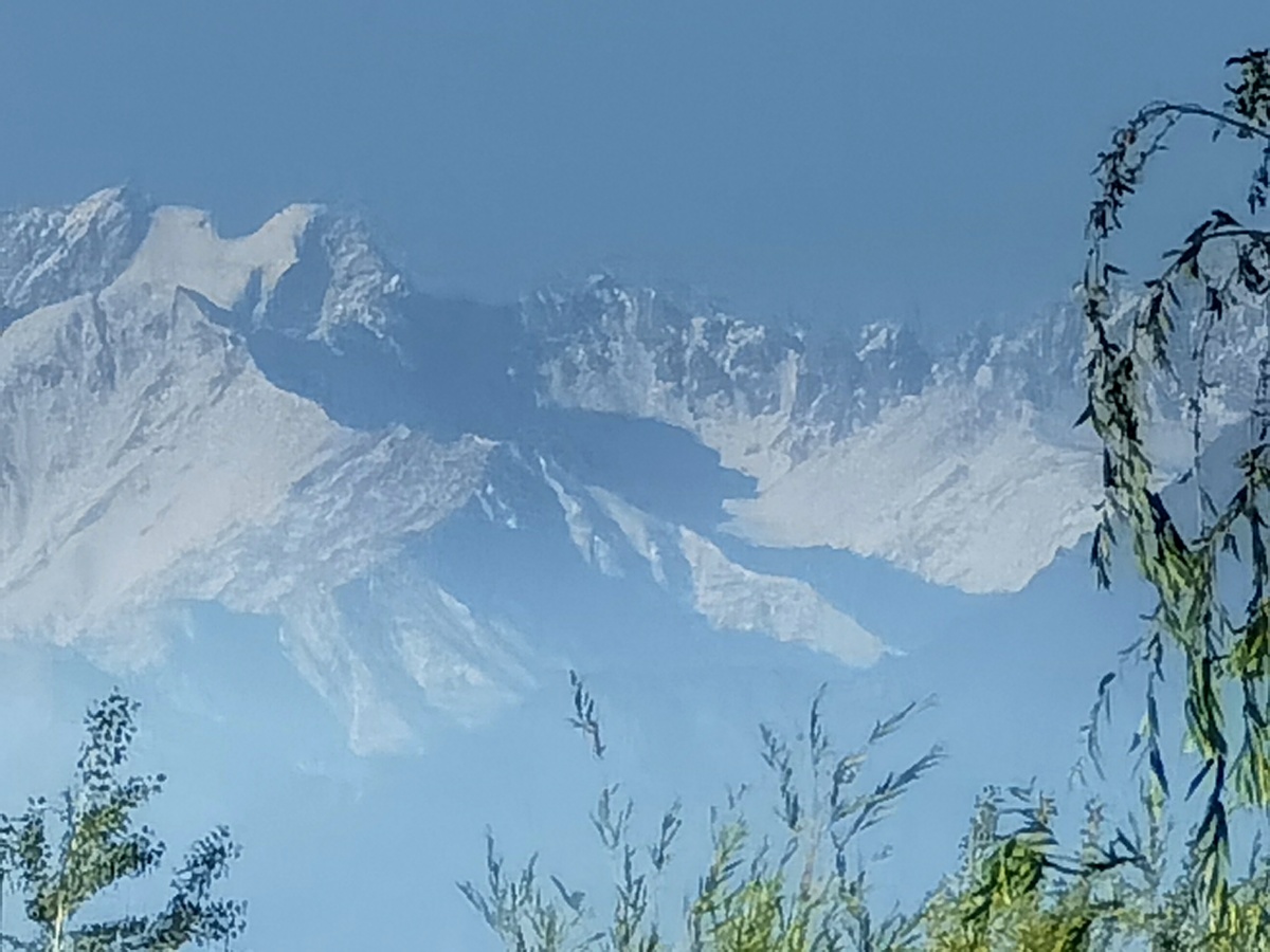 甘肃张掖现冬夏两重天美景