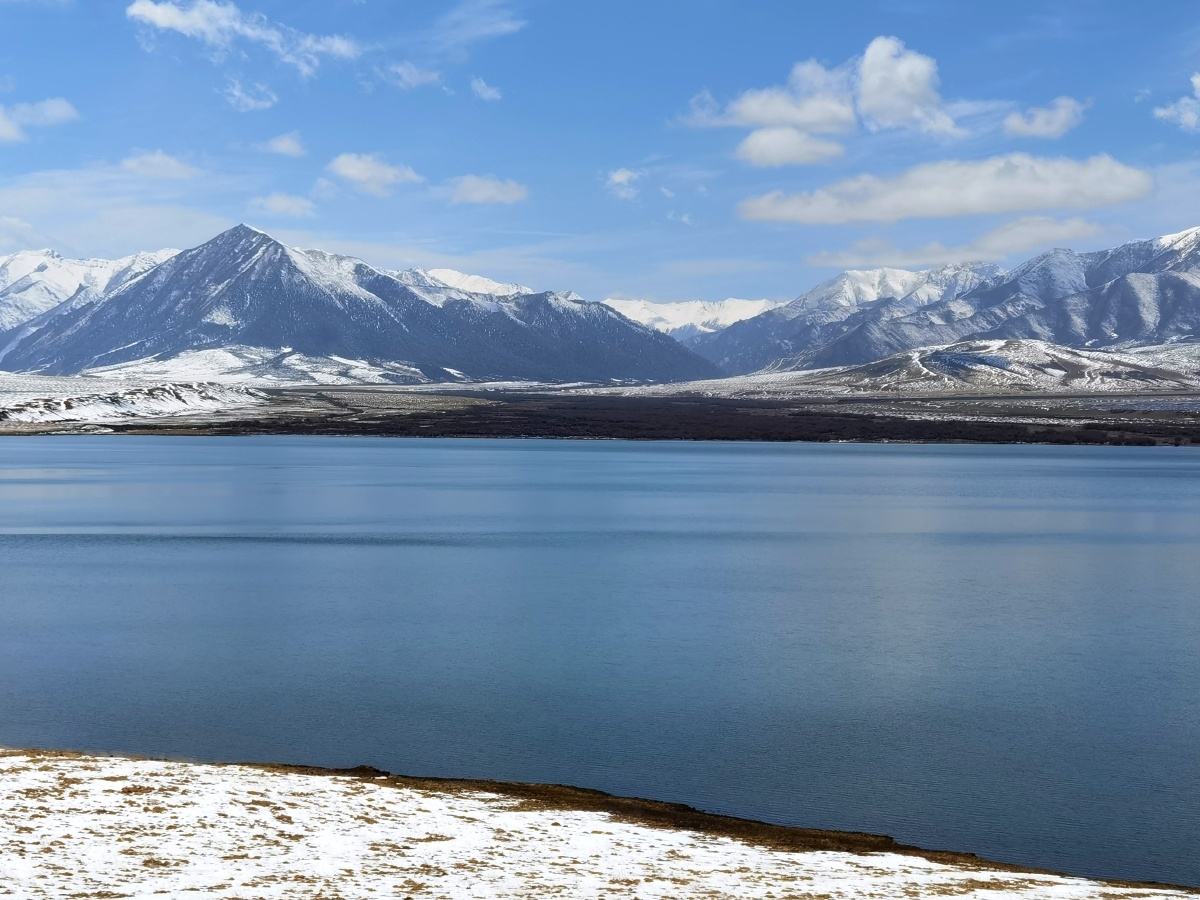 甘肃山丹马场鸾鸟湖夏日雪景风光