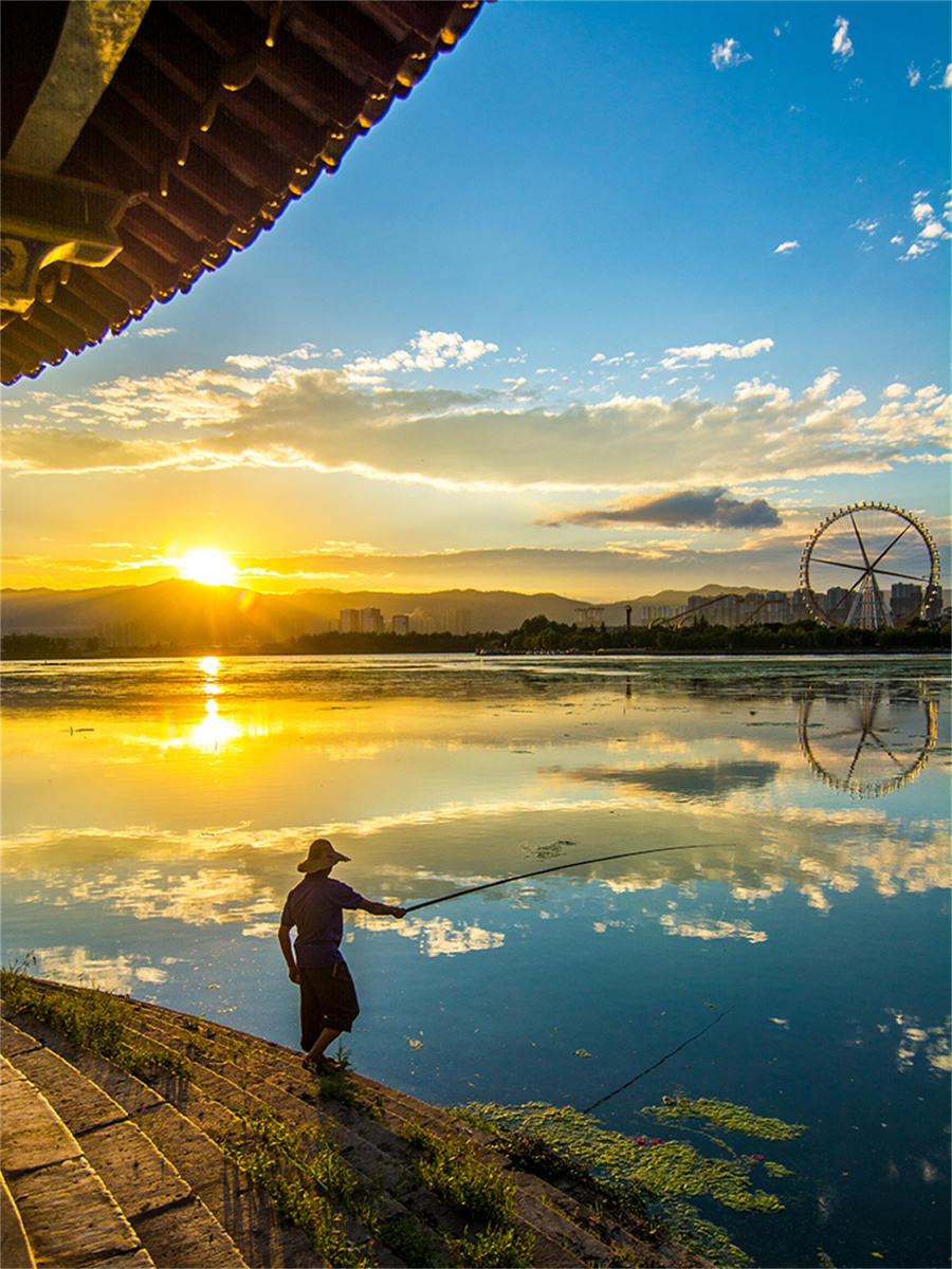 夕阳下,《垂钓者》在波光粼粼的湖面,享受着属于自己的时光
