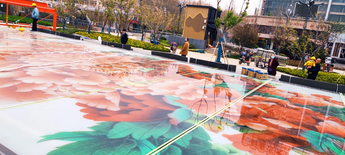 洛阳1号地铁线牡丹广场站中部,正在安装亚洲最大的牡丹玻璃画