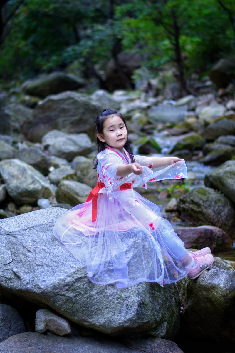 穿汉服的小美女