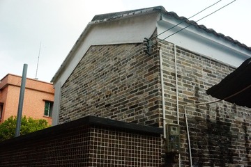 1000084323