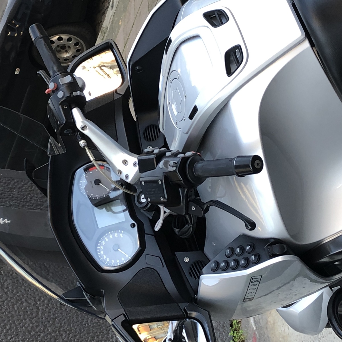 发现一辆宝马摩托车1200cc