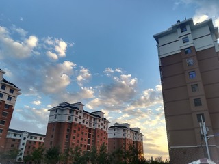 518457