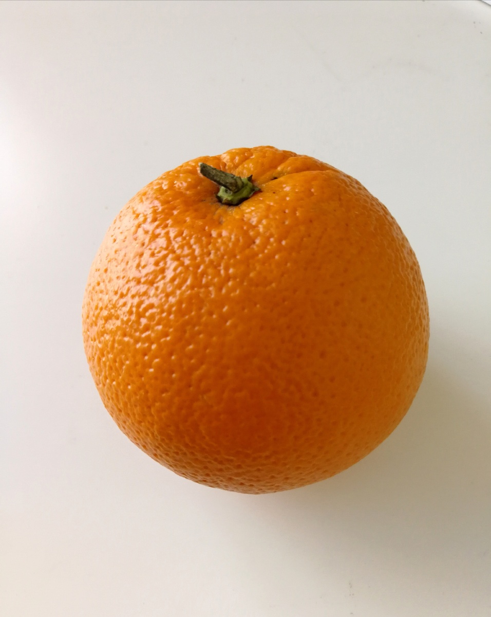 一直想拍静物水果,很喜欢脐橙的色彩,用什么背景才能衬托出脐橙的色彩