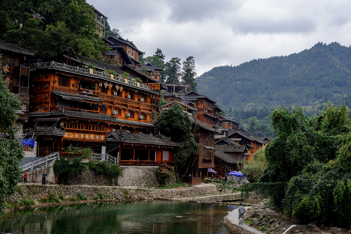 依山而建苗家民居