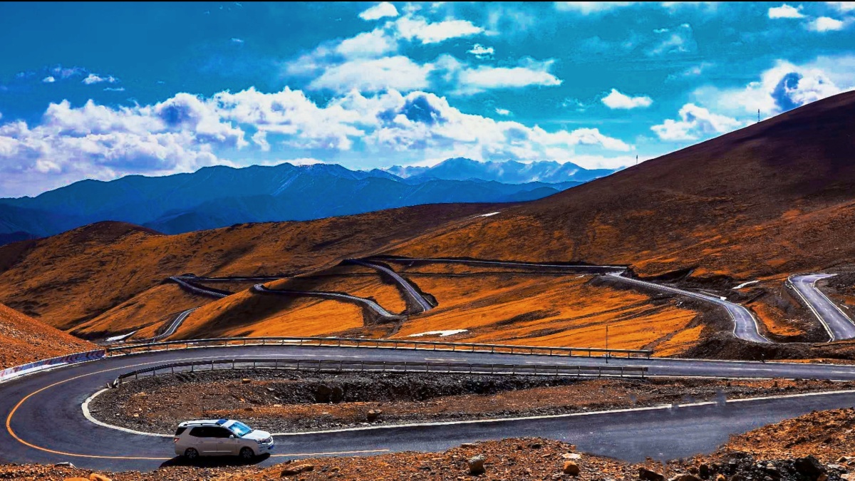 车在路上,路系远方