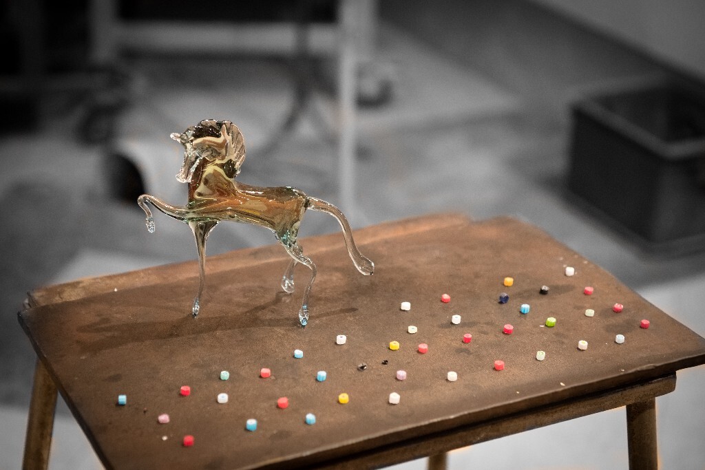 威尼斯水晶玻璃工厂，工匠亲手演示制作过程，此小马作为演示作品刚刚“出炉”