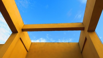 303407