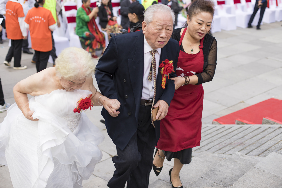 桂林七星公园金婚银婚老人婚礼现场