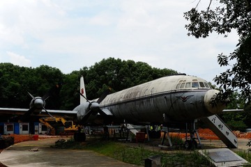 900557