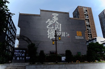 898902