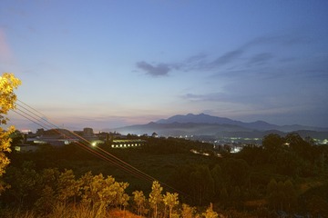 436744