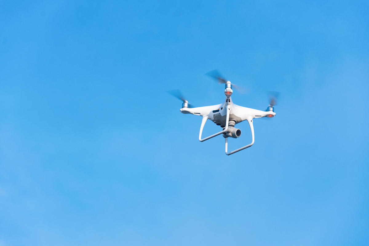 天空飞行的无人机