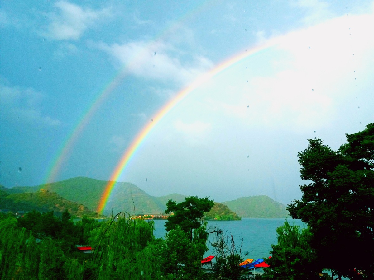 泸沽湖里格:雨中彩虹