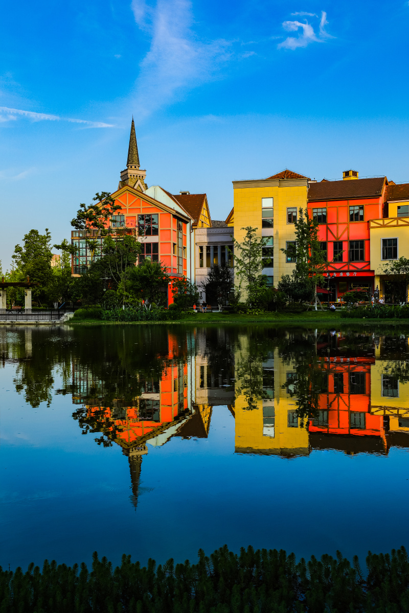 重庆市南岸区南山脚下有一座"彩色小镇",蓝天下小湖边一栋栋欧式建筑