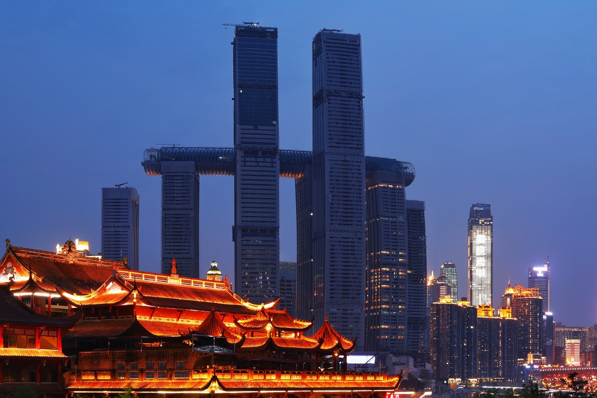 夜色古建筑千佛寺与即将扬帆起航的来福士摄于重庆市南岸区千佛寺