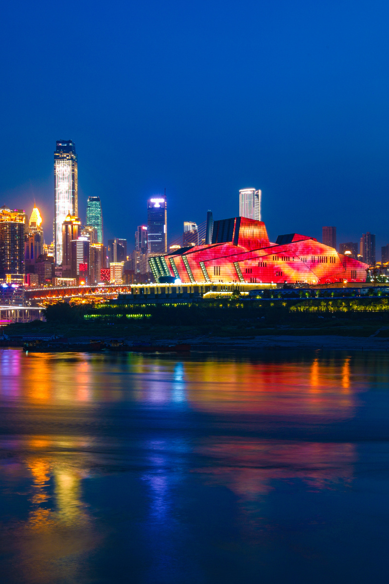 《重庆大剧院》 重庆大剧院位于长江,嘉陵江汇合处的cbd核心区内,与