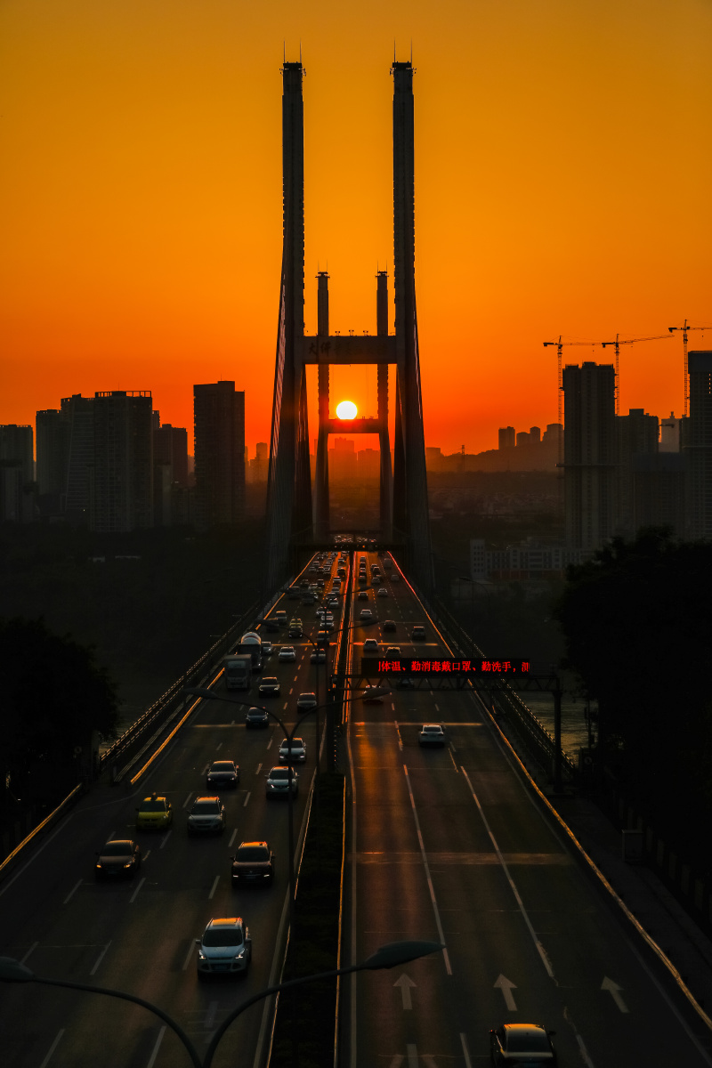 夕阳西下摄于重庆市南岸区快速路人行天桥