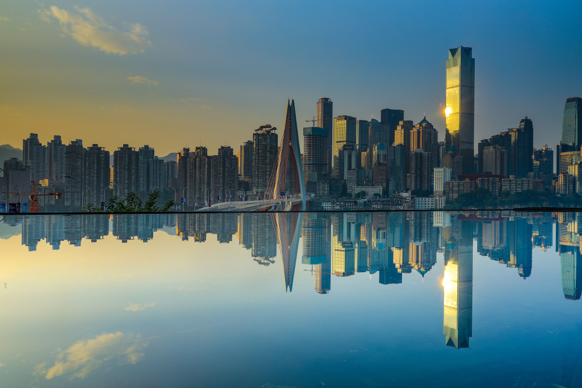 重庆江北城农业银行大楼前一观景水池,形成渝中半岛的美丽