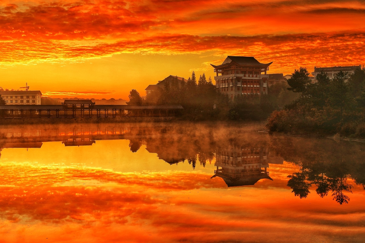 摄于重庆市石柱县黄水镇镇政府对面的月亮湖岸边,后期适当调整后进行