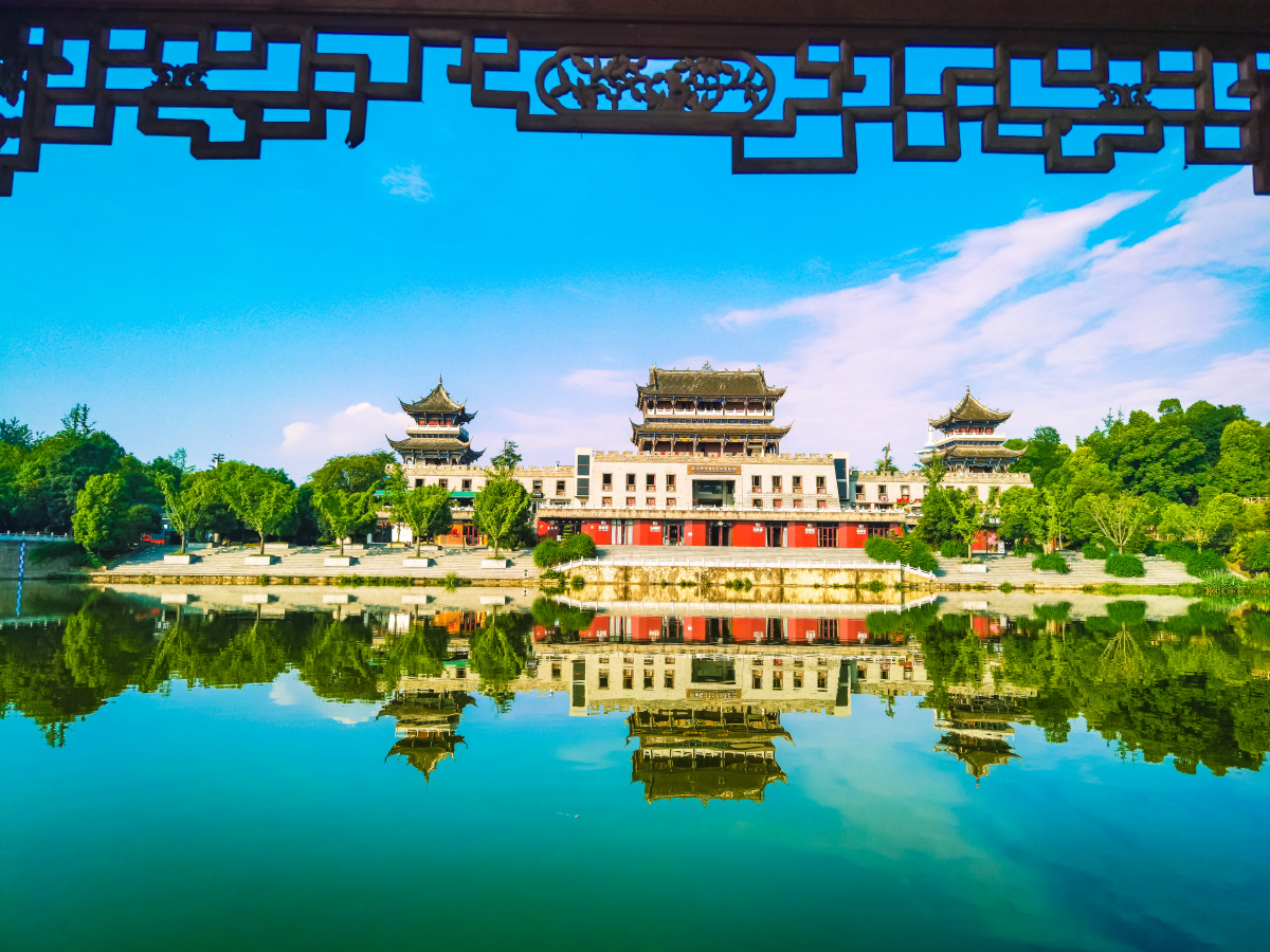 《秀湖公园》 秀湖公园位于重庆市璧山区老城区与绿岛新区的结合部