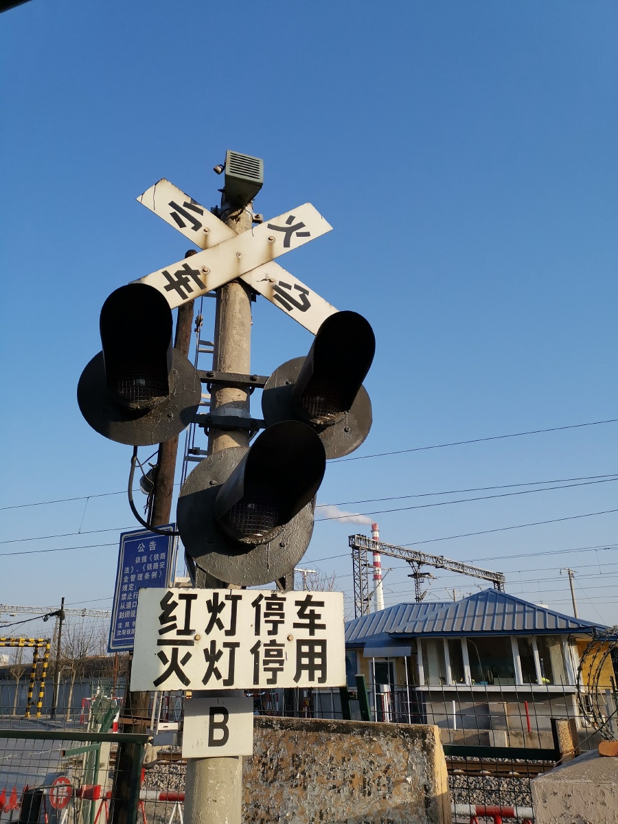 还记得铁路道口的信号灯吗红灯停车灭灯停用